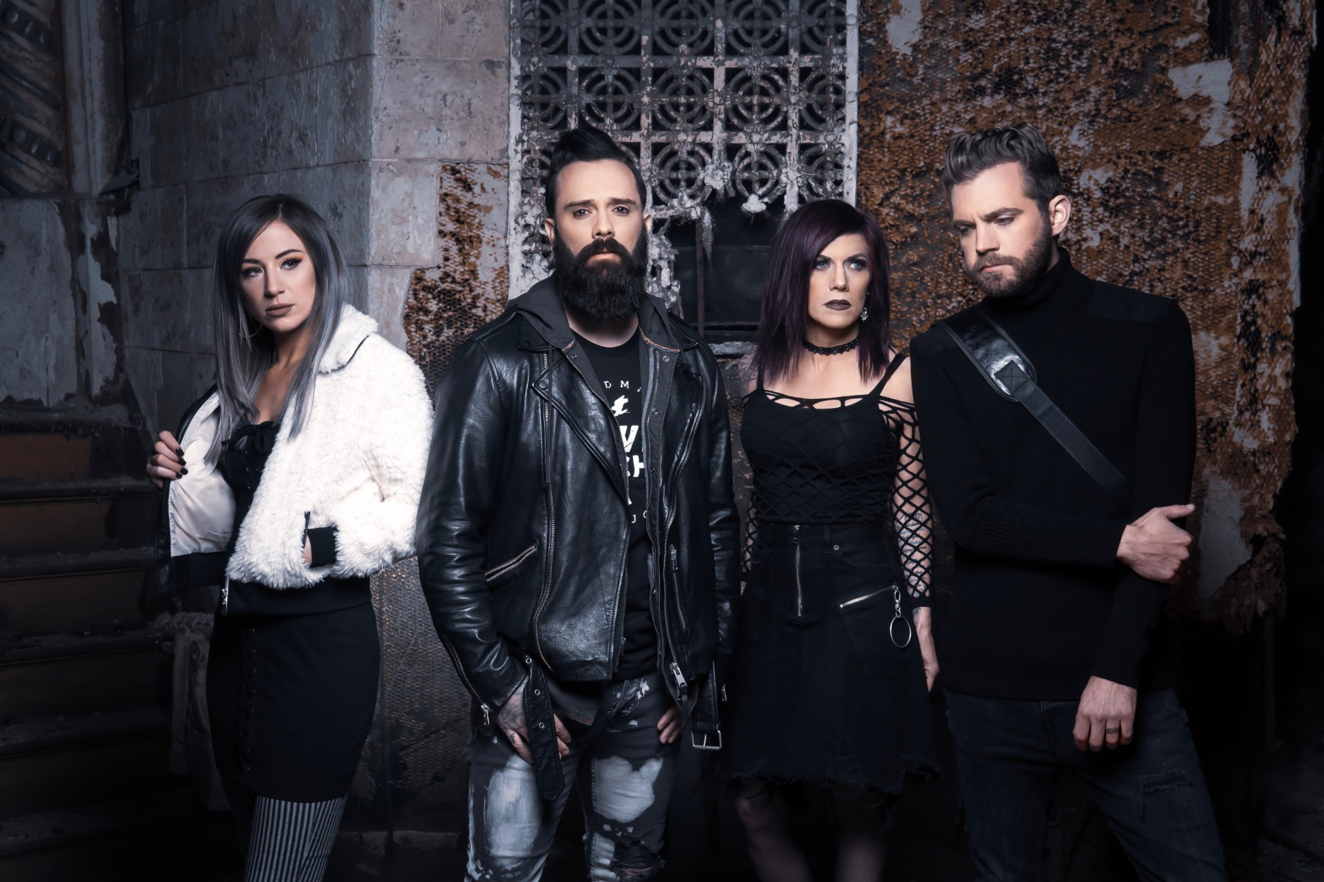 Fotó: Chrissy Nix A Skillet tulajdonképpen családi vállalkozás is, hiszen a banda motorja a Cooper-házaspár: John mellett jobbra a felesége, Korey aki gitáros és billentyűs posztot tölt be a bandában
