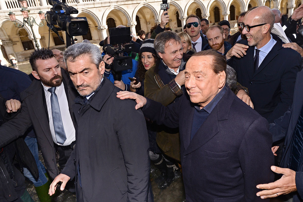 Forrás: AFP/Filippo Monteforte Terepszemle. Silvio Berlusconi Olaszország egykori miniszterelnöke (jobbra) és Luigi Brugnaro a város polgármestere (hátul középen)