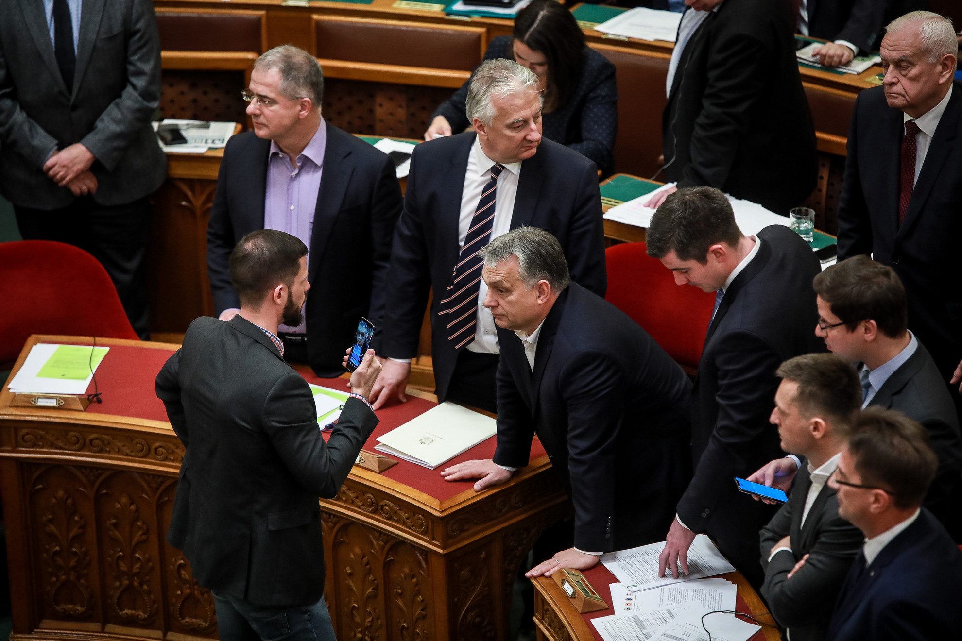 Tordai Bence (Párbeszéd) megzavarja Orbán Viktor miniszterelnök beszédét a 2018. december 12-ei Országgyűlésen