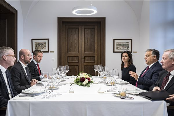 Fotó: MTI/Miniszterelnöki Sajtóiroda Orbán Viktor és Charles Michel a Karmelita kolostorban. Jobbról Varga Judit igazságügyi miniszter