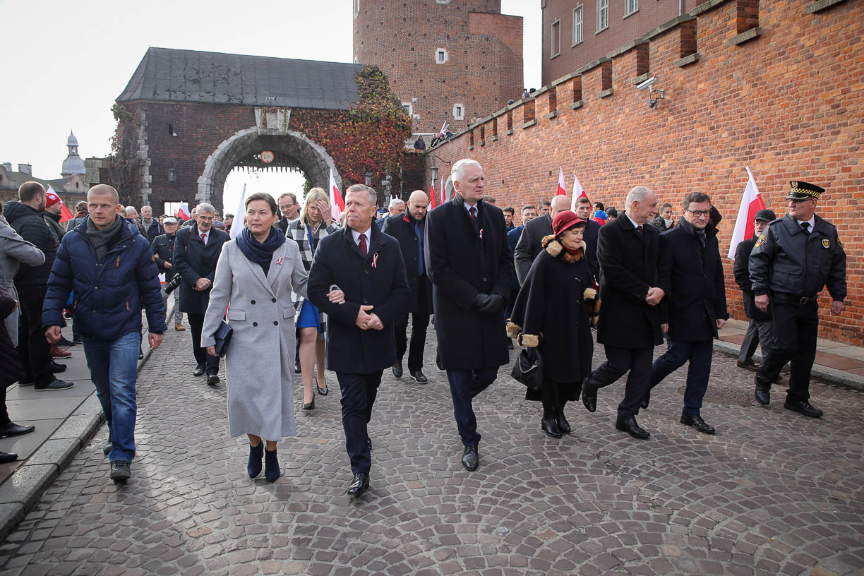 Fotó: Fotó: MH/Purger Tamás Varsó mellett több lengyel városban is megünnepelték hétfőn a lengyel függetlenség napját. A legnagyobb lengyel nemzeti ünnepet annak emlékére tartják, hogy Lengyelország az első világháború végén, 1918 novemberében, 123 évi felosztottság után visszaszerezte önálló államiságát.