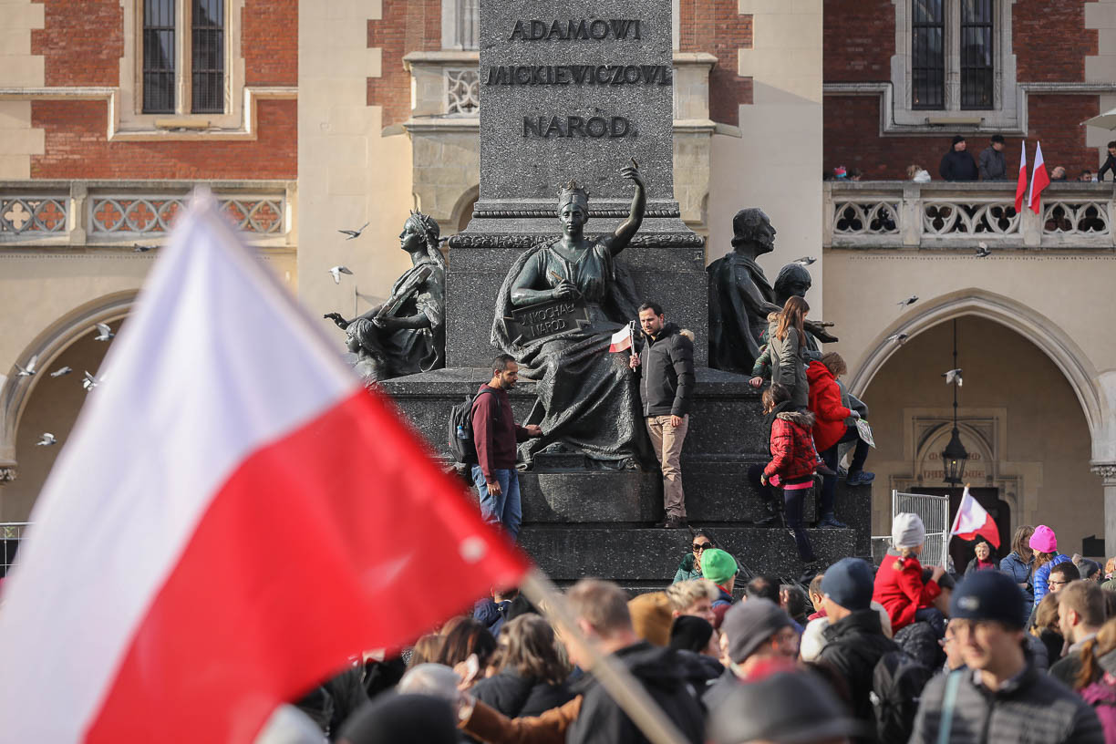 Fotó: Fotó: MH/Purger Tamás Varsó mellett több lengyel városban is megünnepelték hétfőn a lengyel függetlenség napját. A legnagyobb lengyel nemzeti ünnepet annak emlékére tartják, hogy Lengyelország az első világháború végén, 1918 novemberében, 123 évi felosztottság után visszaszerezte önálló államiságát.