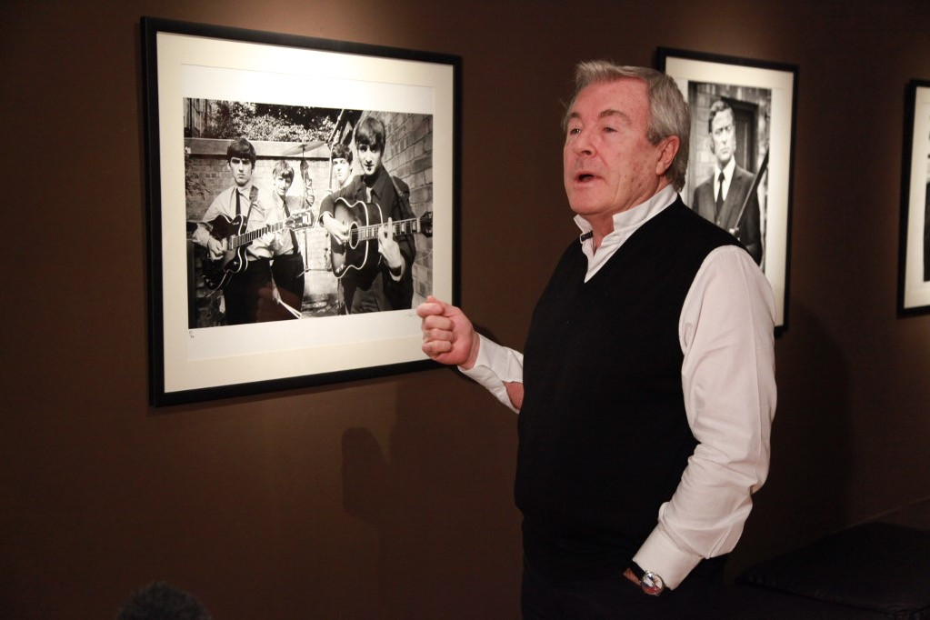 Fotó: AFP/Sputnik/Ekaterina Chesnoko Terry O'Neill 2010-ben egy moszkvai kiállításán a The Beatlesről készült fotója előtt