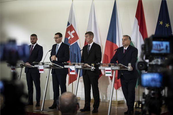 A Miniszterelnöki Sajtóiroda által közreadott képen Orbán Viktor miniszterelnök, valamint Andrej Babis cseh, Mateusz Morawiecki lengyel és Peter Pellegrini szlovák kormányfő (j-b) a Kohézió Barátai csoport kormányfői találkozóját megelőző V4-es egyeztetés után tartott sajtótájékoztatón Prágában