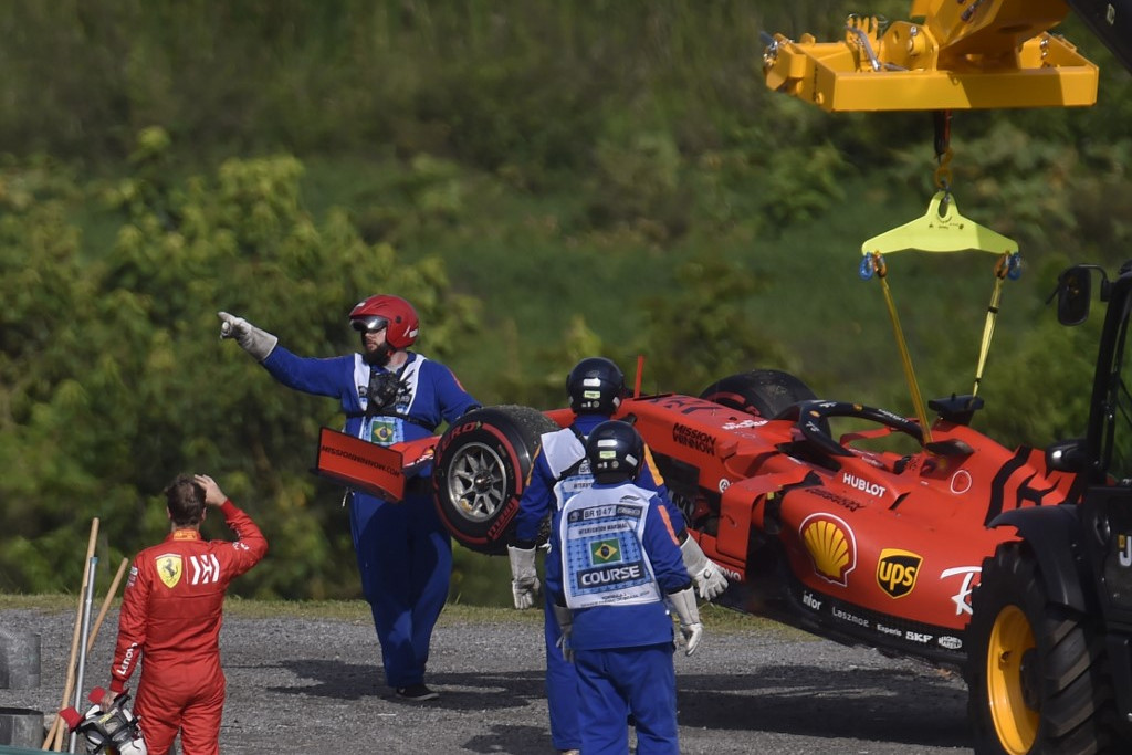 Vettel figyeli, ahogy elszállítják a Ferrariját az ütközés után