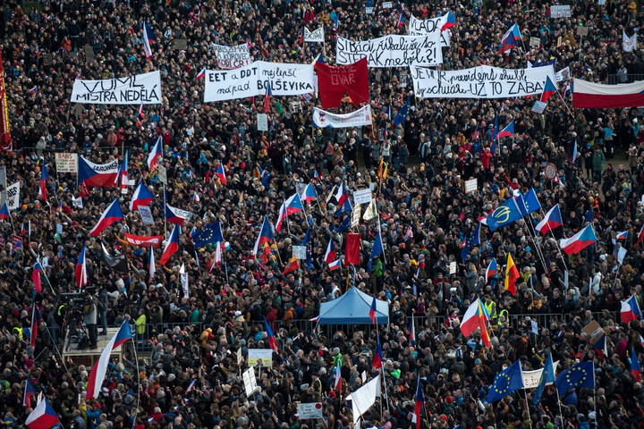 Fotó: AFP/Michal Cizek Több százezren követelték a cseh kormányfő lemondását Prágában