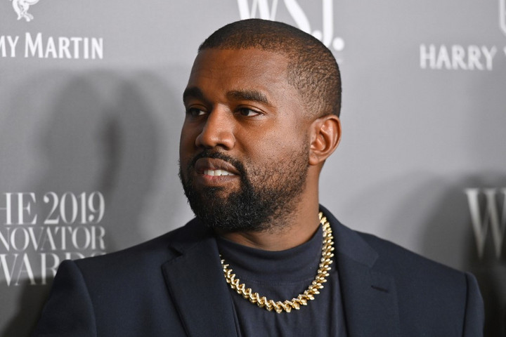 Horogkeresztet és Dávid-csillagot posztolt Kanye West a Twitterre, azonnal kirúgták