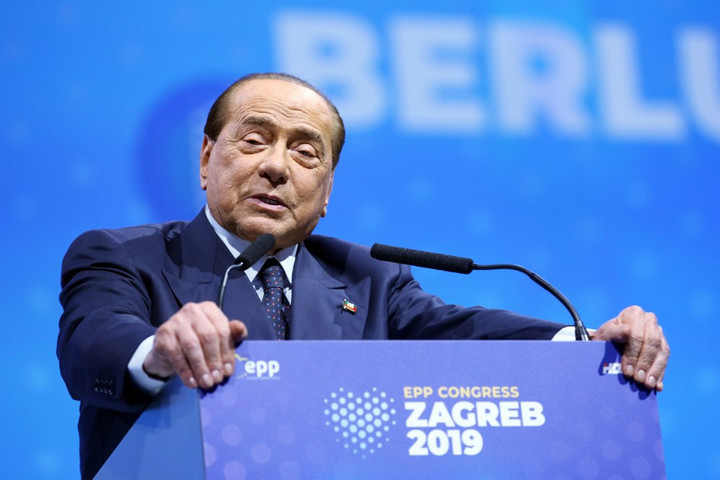 Fotó: AFP/DAMIR SENCAR Balesetet szenvedett Silvio Berlusconi
