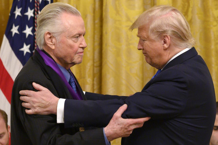 Fotó: Andrew CABALLERO-REYNOLDS / AF Donald Trumptól kapott kitüntetést Jon Voight