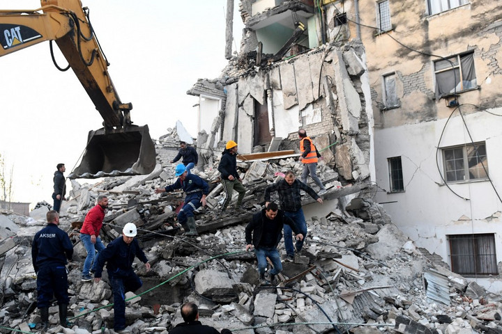 Nyolcra emelkedett az albániai földrengés halottainak a száma