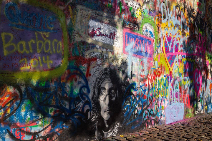 Fotó: Facebook / John Lennon Wall Szabadtéri galériává alakították át a prágai Lennon-falat