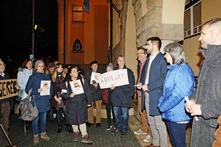Fotó: MH/Purger Tamás Civil álarcban a balos tüntetésen