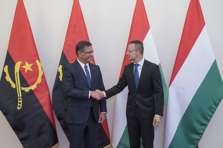 Fotó: MTI/KKM/Burger Zsolt Szijjártó Péter fogadta az angolai energia- és vízügyi minisztert