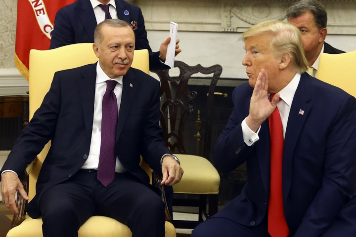 Fotó: AFP/Anadolu/Halil Sagirkaya Donald Trump „régi jó barátjának” nevezte Erdogant