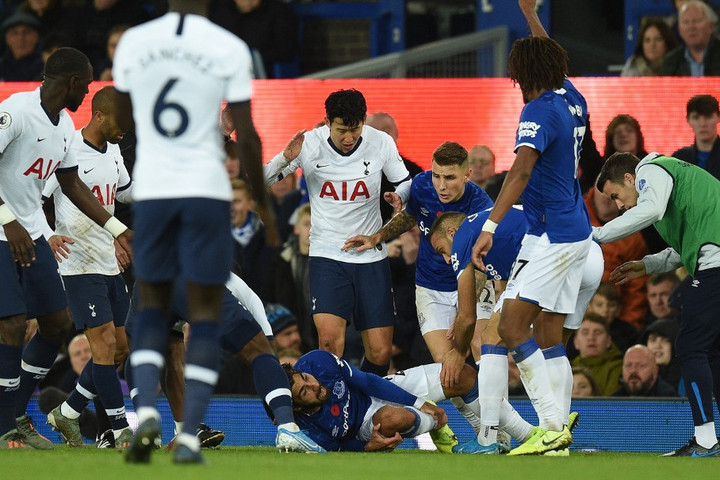 Fotó: AFP/Oli Scarff Megműtik az Everton horrorsérülést szenvedett középpályását