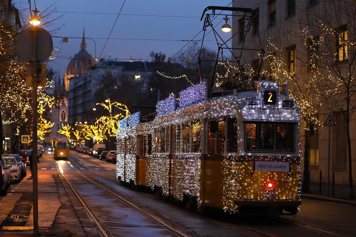 Fotó: MH/Purger Tamás Elindult az adventi fényvillamos Budapesten