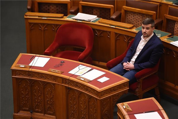 A hataloméhes Jakab Péter beült a kormányfő székébe
