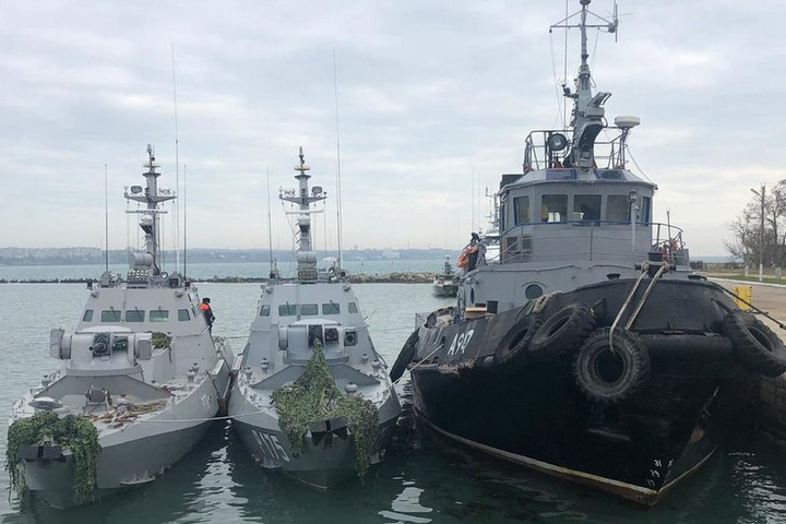 Fotó: rt.com/Sputnik Elvontatják Kercsből az oroszok által lefoglalt ukrán hadihajókat