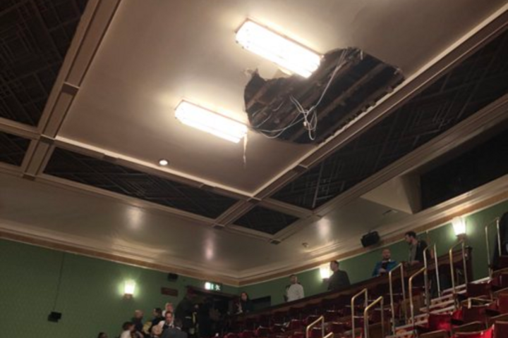 Előadás közben szakadt le egy londoni színház mennyezete
