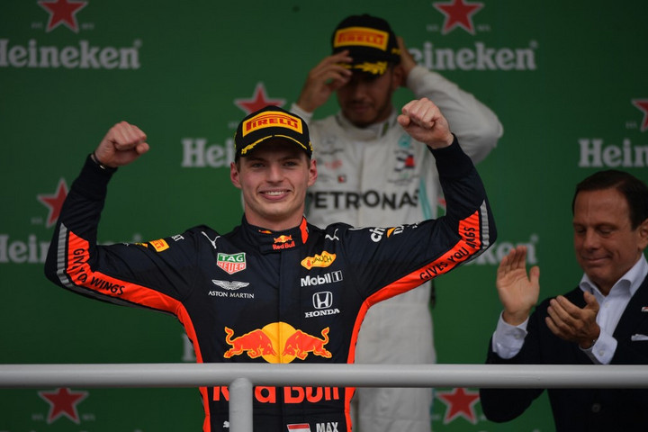 A két Ferrari összeütközött, Verstappen nyerte a Brazil Nagydíjat