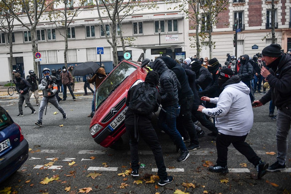 Káosz Párizsban: Összecsaptak a tüntetők a rendőrökkel