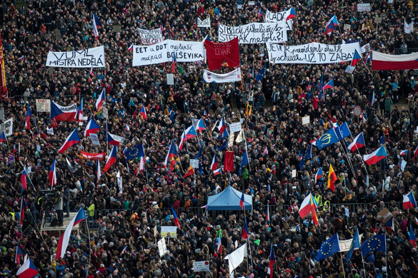 Több százezren követelték a cseh kormányfő lemondását Prágában