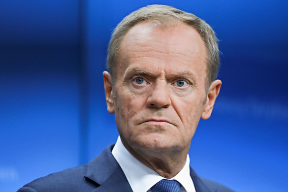Donald Tusk a fegyverszállítás mellett kampányol