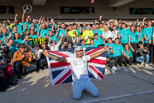 Megközelítette Schumacher csúcsát Hamilton