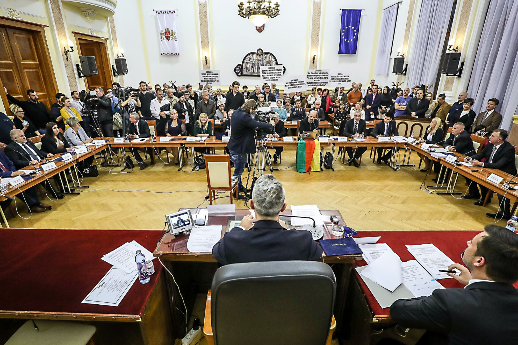 Ékek a Momentum és a baloldal között
