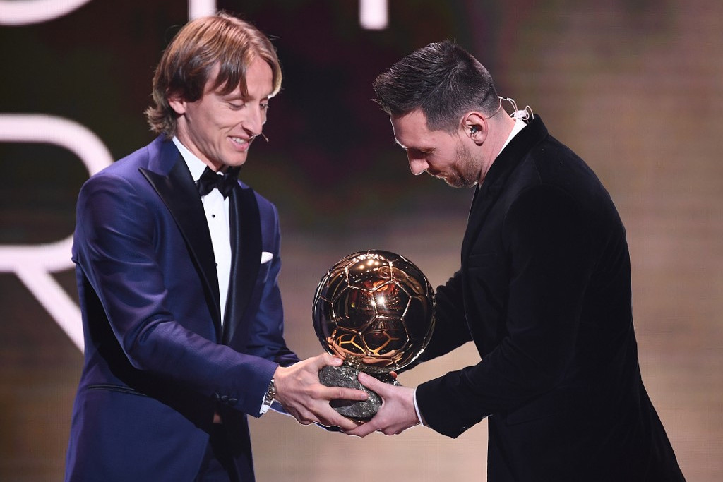 Fotó: AFP/Franck Fife Luka Modric (b) átadja az Aranylabdát Lionel Messinek
