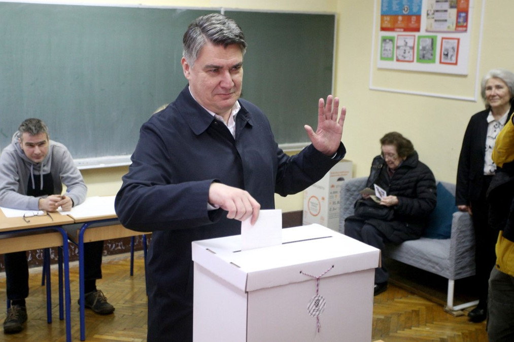 Fotó: Stipe Majic / ANADOLU AGENCY Zoran Milanovic volt horvát kormányfő, a Szociáldemokrata Párt (SDP) jelöltje adja le szavazatát