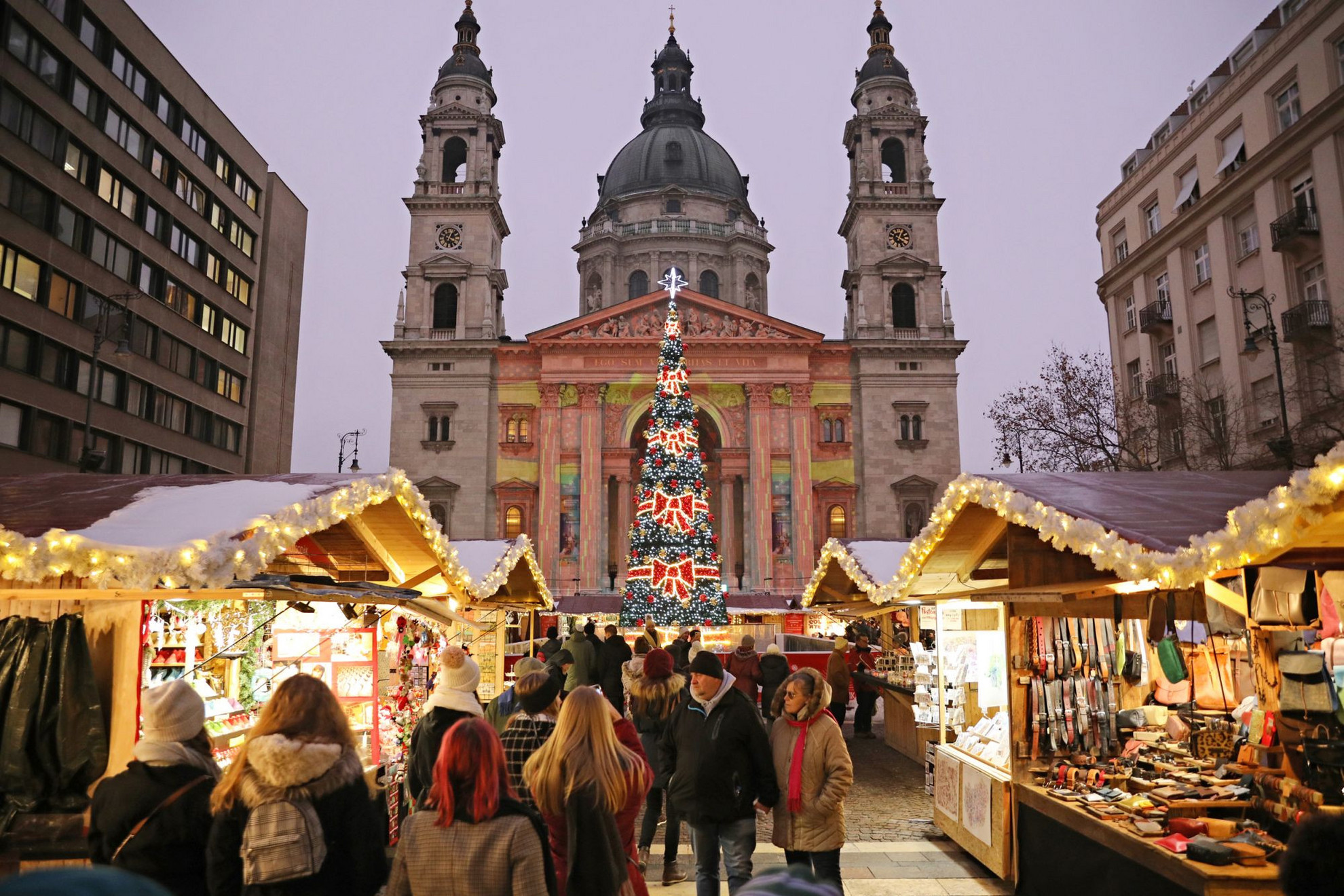 A Szent István téren található karácsonyi vásár sok látogatót vonz