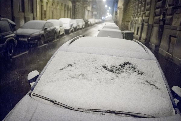 Fotó: MTI/Balogh Zoltán Behavazott személyautók a fővárosi Wesselényi utcában