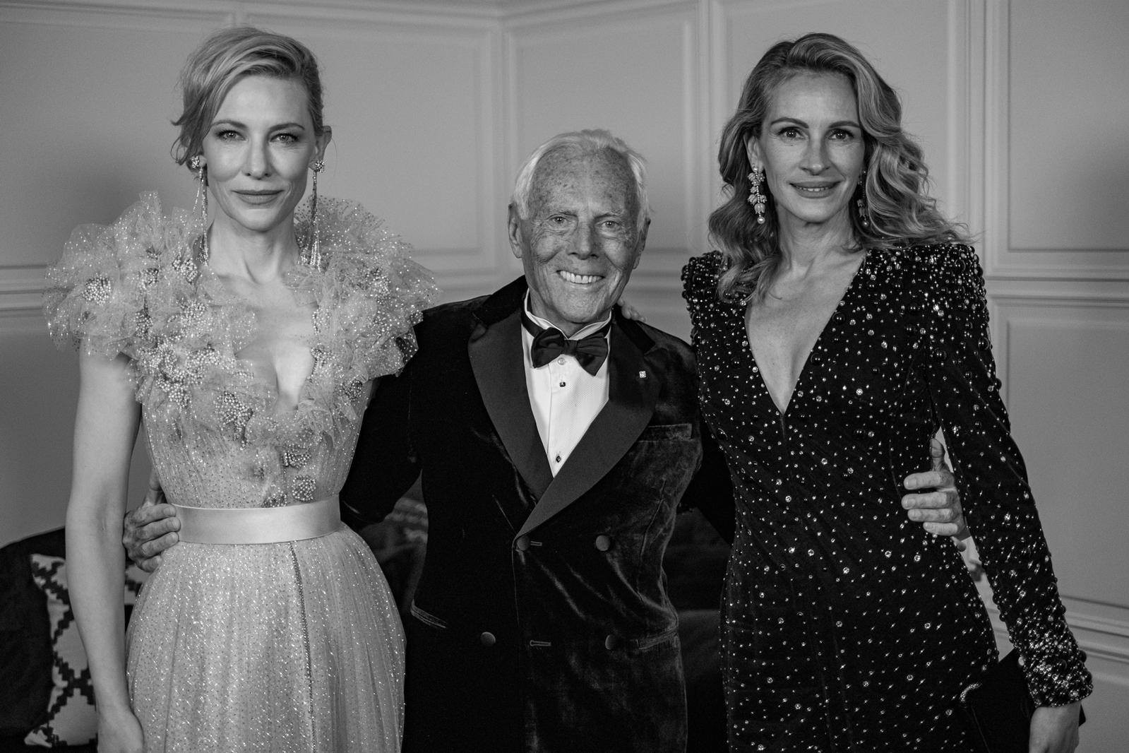Fotó: Facebook/Brittish Fashion Coun Cate Blanchet és Julia Roberts között mosolyog Giorgio Armani a 2019-es Brit Divat Díjátadón.