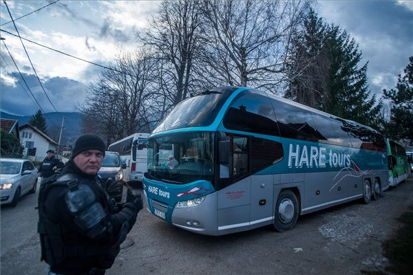 Fotó: MTI/Balogh Zoltán Készenléti rendőr egy busz előtt az északnyugat-boszniai Bihácshoz közeli vucjaki migránstábor mellett 2019. december 10-én