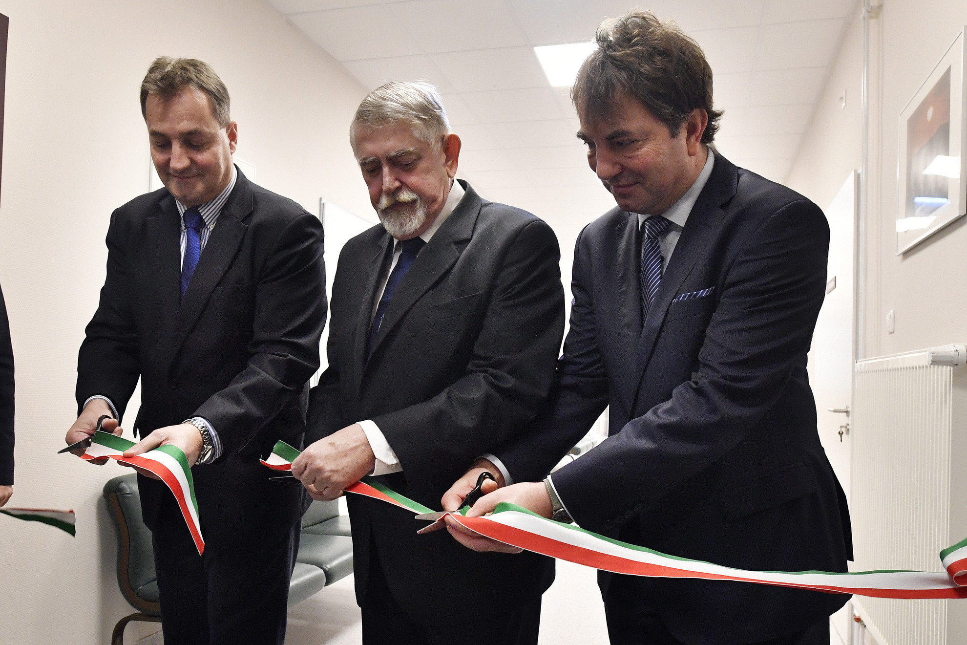 Fotó: MTI/Máthé Zoltán Kásler Miklós, az emberi erőforrások minisztere (k), Polgár Csaba, az intézet főigazgatója (b) és Oberna Ferenc központvezető főorvos átadja az Országos Onkológiai Intézet Fej-nyaki Daganatok Multidiszciplináris Központja felújított fekvőbetegosztályát 2019. december 20-án