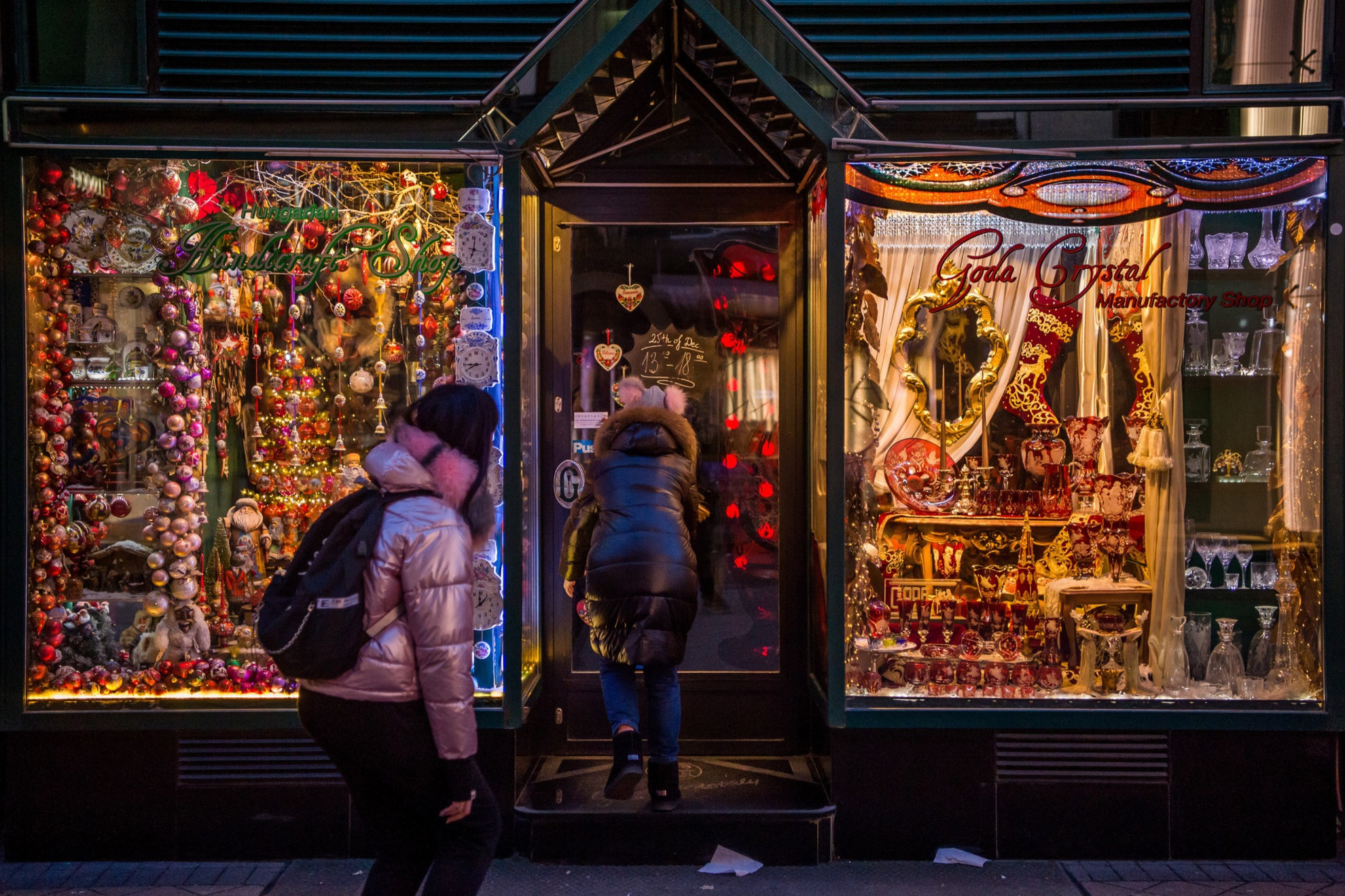 Fotó: MTI/Balogh Zoltán Turisták a Váci utcában Budapesten 2019. december 24-én