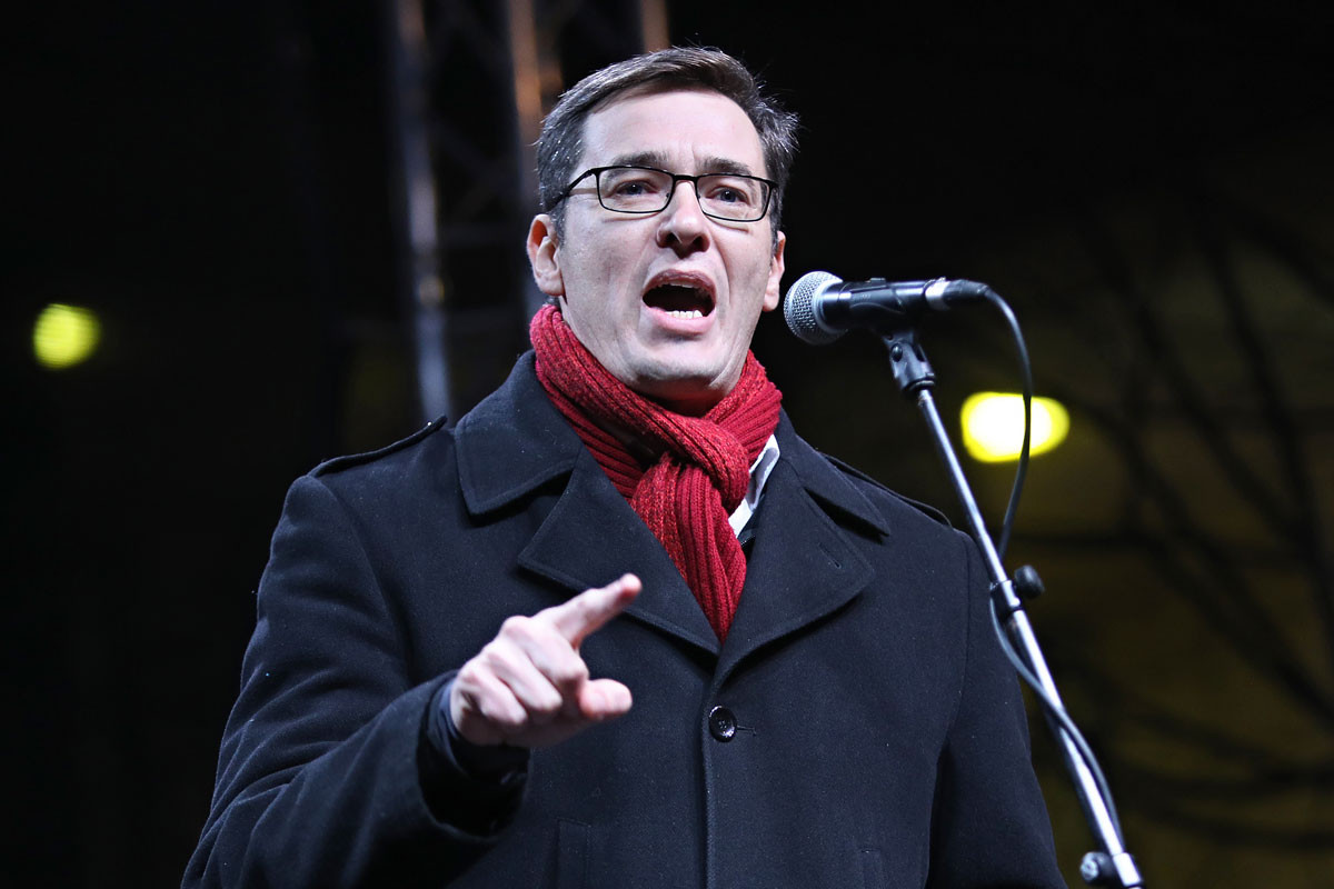 Forrás: MH/Papajcsik Péter Gothár Péter rendező szexuális zaklatási botránya miatt nem, a színházi szakma autonómiájának állítólagos megcsorbulása miatt viszont tegnap utcára vonult a balliberális kulturális és politikai elit. A Tüntessünk együtt a színházakért, a kultúra függetlenségéért! című budapesti rendezvényen pár ezren jelentek meg. A Madách téren tartott demonstráción felszólalt több teátrum igazgatója, illetve a főpolgármester, Karácsony Gergely (képünkön) is, aki a kormány diktátumáról beszélt. A felszólalók többsége ugyanakkor kénytelen volt elismerni, hogy a törvénytervezet nem tartalmaz olyan elemeket, amelyek ellen a tiltakozást megszervezték.