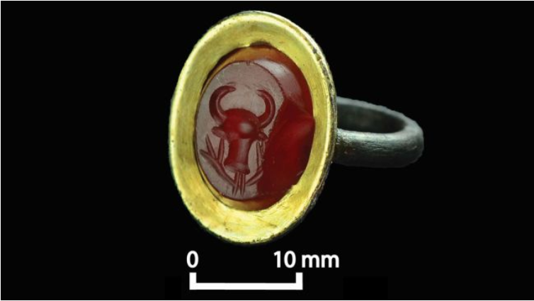 A bazilikából származó és római stílusban készített arany gyűrű, amelynek karneol féldrágakövébe egy bikafejet gravíroztak, ami azonban már az akszúmi kultúrához kötődik