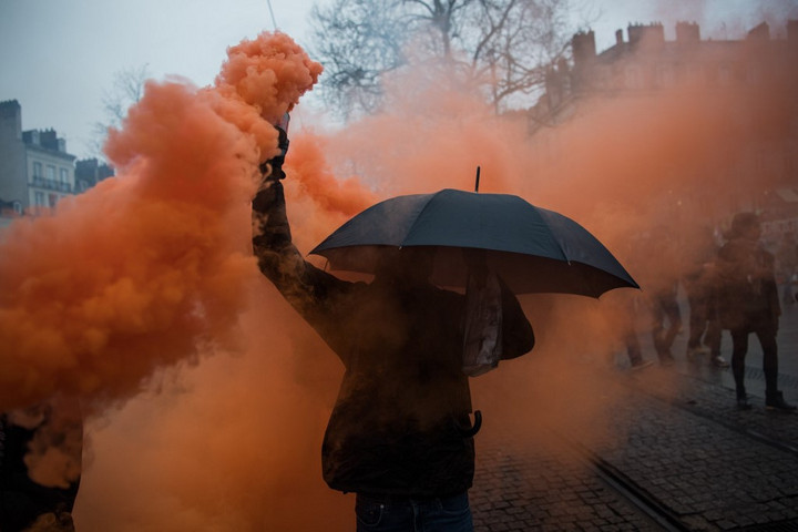 Fotó: Loic VENANCE / AFP A francia kormány kész visszavonni a nyugdíjreform legvitatottabb pontját