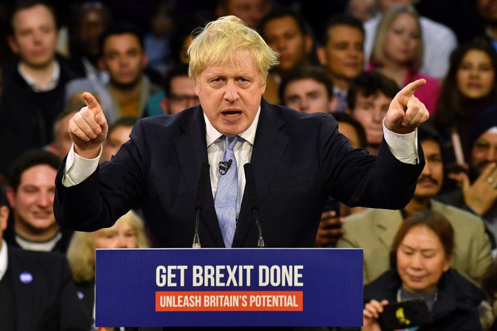 Fotó: AFP/Ben Stansall Boris Johnson Putyin nyalókájának nevezte Emmanuel Macront
