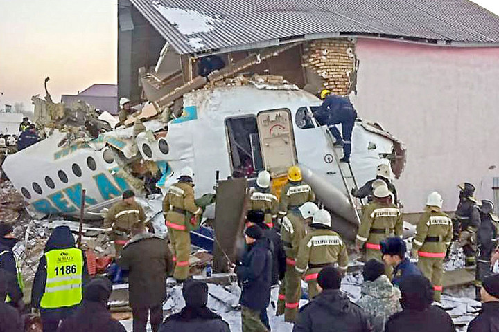 Fotó: AFP Épületnek csapódott a Bek Air repülőgépe