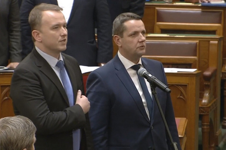 Fotó: Facebook Példátlan: A DK képviselője kiegészítette a parlamenti esküjét