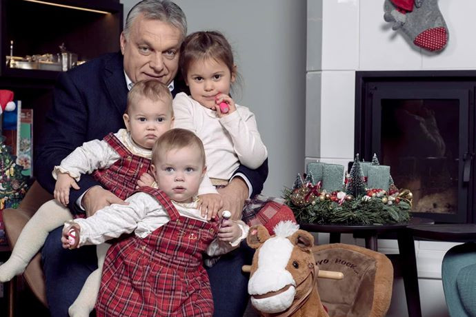 Fotó: Orbán Viktor Facebook-oldala Orbán Viktor az unokáival kíván áldott karácsonyt