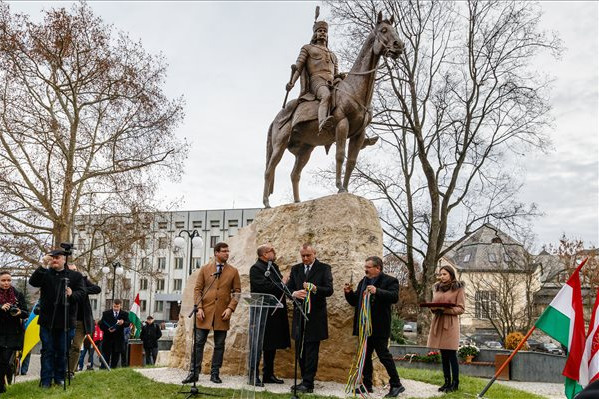 Fotó: MTI/Nemes János Beregszászban felavatták II. Rákóczi Ferenc lovasszobrát