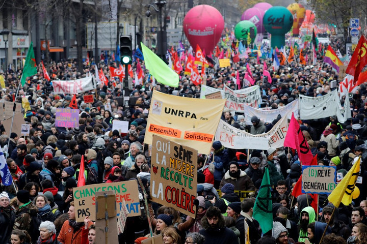 Százezrek tüntettek Macron nyugdíjreformja ellen Franciaországban
