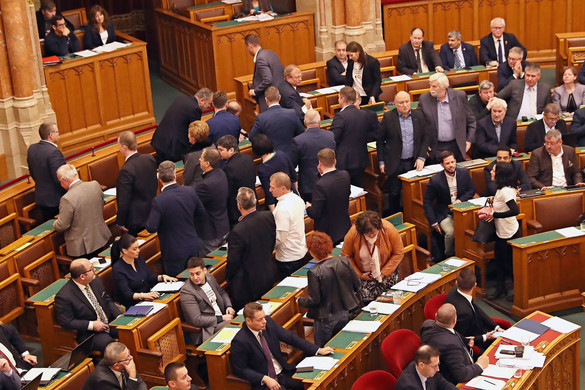 Parlamenti szigorítások a botrányokozókkal szemben
