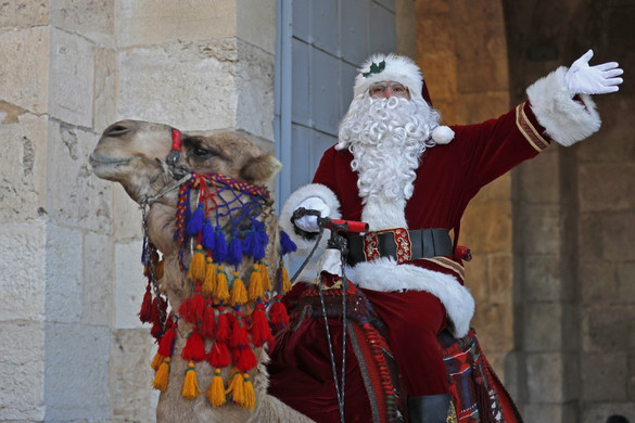 Teveháton jár és karácsonyfát oszt a jeruzsálemi Mikulás
