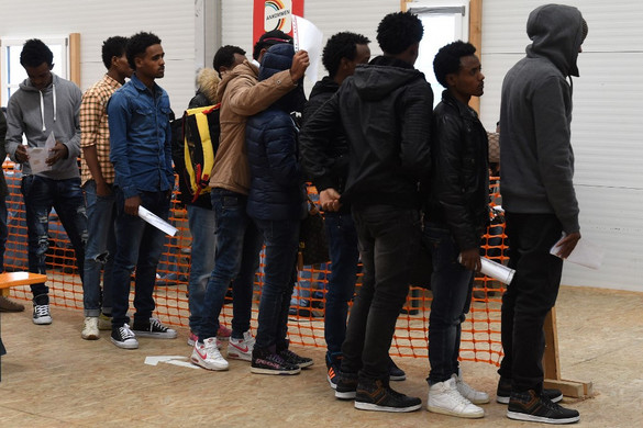 Az ígéretekkel ellentétben folyamatosan csökken a kitoloncolt migránsok száma Németországban