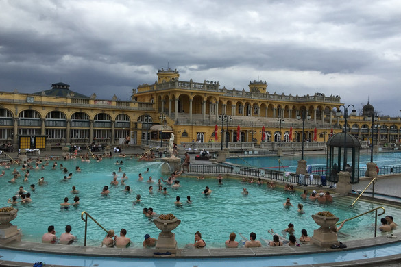 Ütemezett nyitás a budapesti fürdőkben